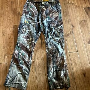 Under Armour camo pants, very light weight for early season.